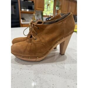 Banana republic, wood heeled camel suede booty woman’s size 9